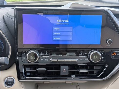 Used 2024 Toyota Highlander Platinum image 19