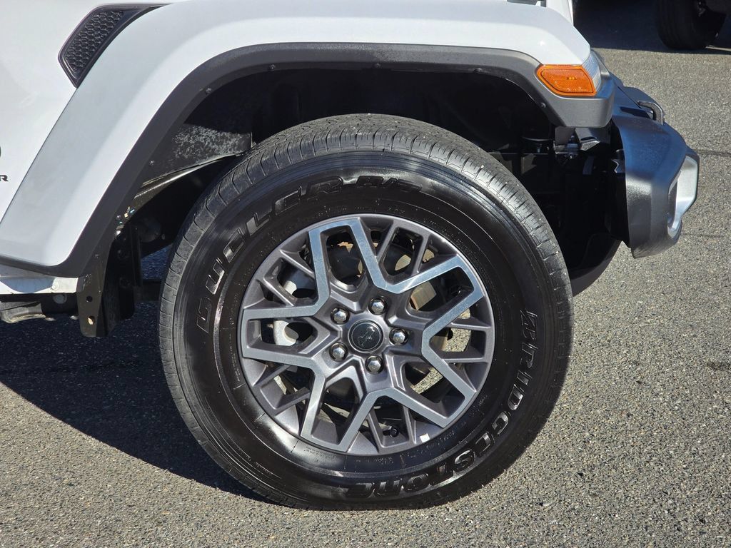 Used 2025 Jeep Wrangler Unlimited Sahara AWD/4WD image 10