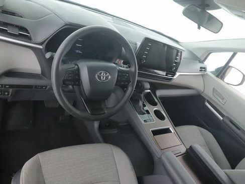Used 2024 Toyota Sienna LE image 17