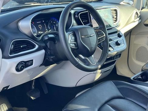 Used 2024 Chrysler Pacifica Touring-L image 12