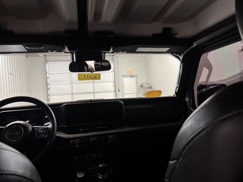 Used 2024 Jeep Gladiator Rubicon w/ Convenience Group image 22