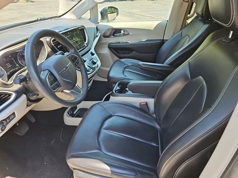Used 2023 Chrysler Pacifica Touring-L FWD image 17