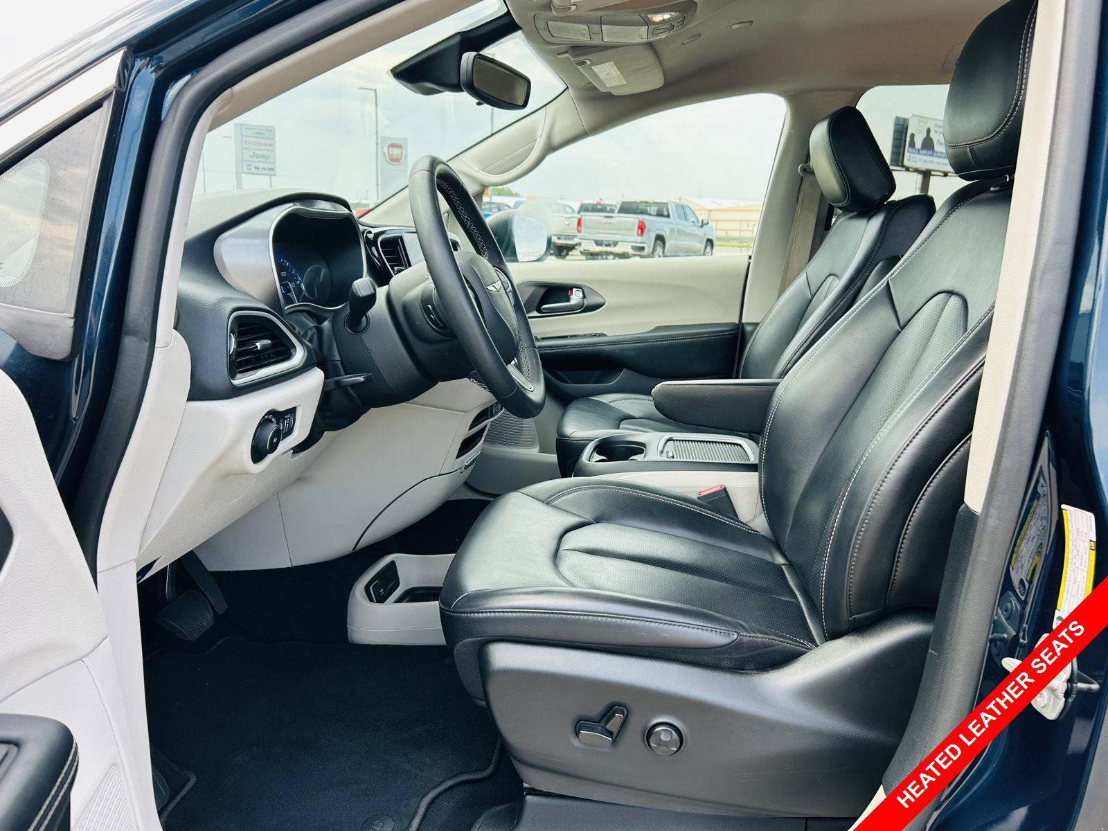 Used 2023 Chrysler Pacifica Touring-L FWD image 3