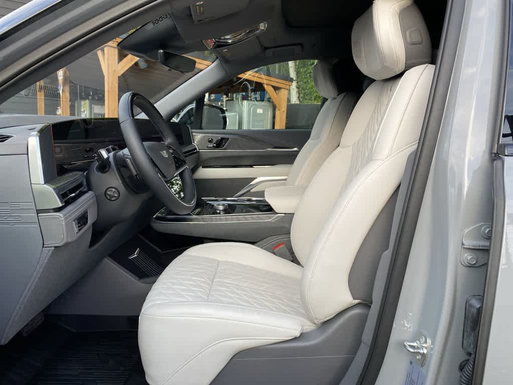 Certified 2026 Cadillac Escalade IQL Sport 1 w/ LPO, ONYX Package AWD/4WD image 15
