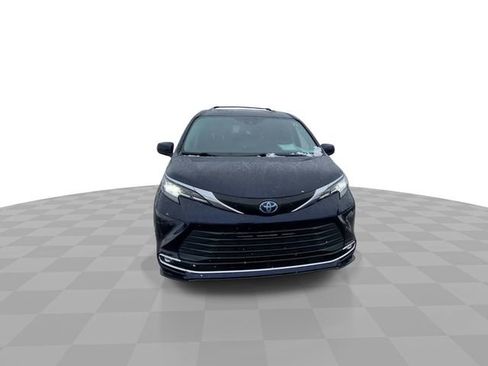 Used 2022 Toyota Sienna XLE w/ XLE Plus Package image 3