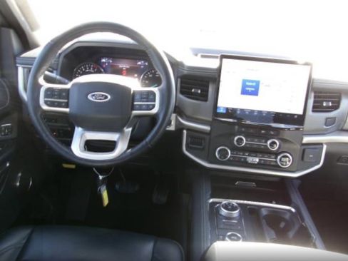 Used 2024 Ford Expedition XLT image 3