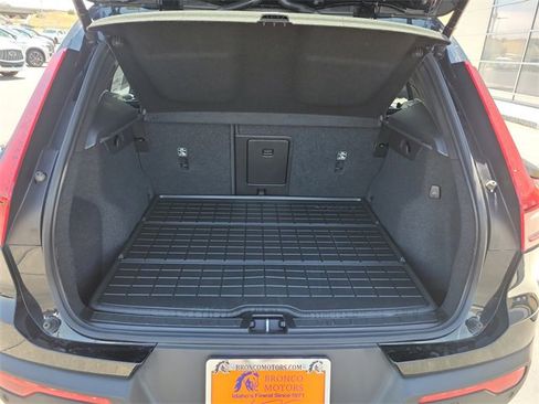 Used 2023 Volvo XC40 B5 Plus image 26