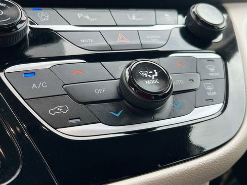 Used 2024 Chrysler Pacifica Touring-L image 15