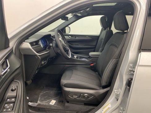 Used 2025 Jeep Grand Cherokee Laredo X w/ Luxury Tech Group I image 8