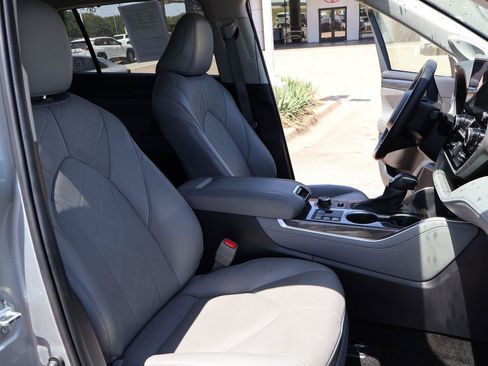 Used 2025 Toyota Highlander Platinum AWD/4WD image 18