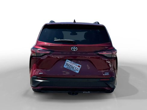 Used 2023 Toyota Sienna XSE w/ XSE Plus Package image 4