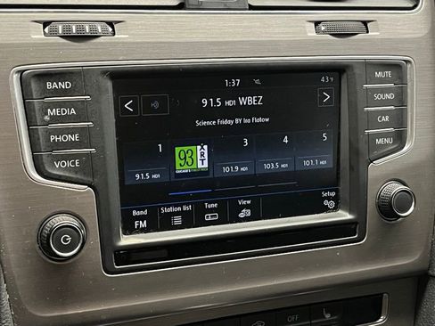 Used 2017 Volkswagen Golf S image 23