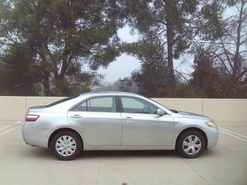 Used 2009 Toyota Camry LE image 4