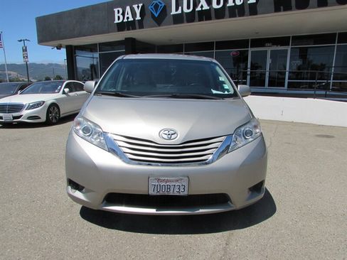 Used 2017 Toyota Sienna LE FWD image 2