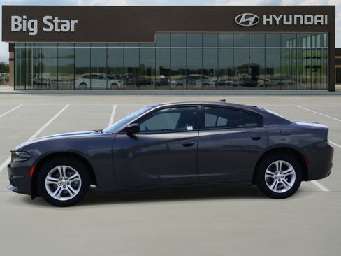 Used 2023 Dodge Charger SXT RWD image 2