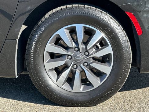 Used 2024 Chrysler Pacifica Limited FWD image 34