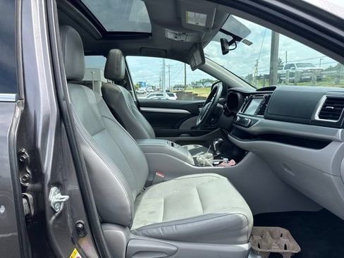 Used 2016 Toyota Highlander XLE FWD image 14
