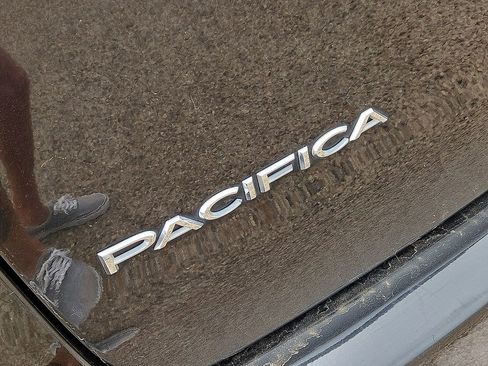 Used 2023 Chrysler Pacifica Touring-L FWD image 11