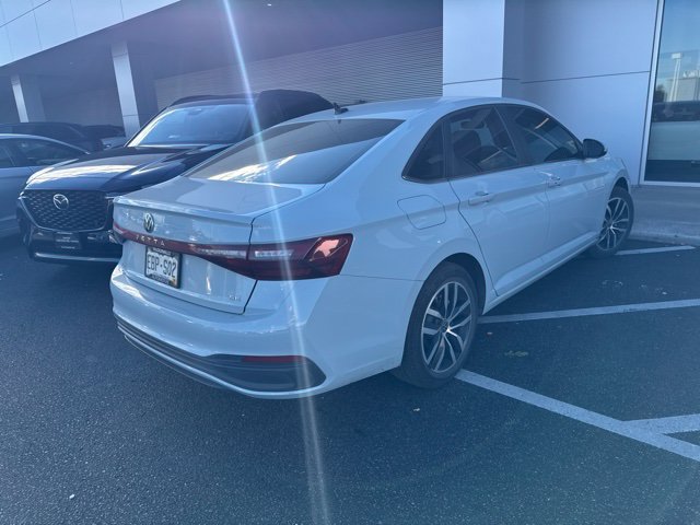 Used 2025 Volkswagen Jetta SE FWD image 3