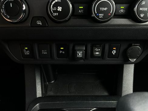 Used 2019 Toyota Tacoma TRD Sport w/ Technology Package image 24