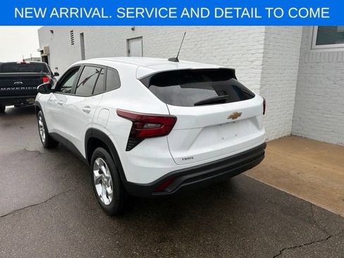 Used 2024 Chevrolet Trax LS w/ LS Convenience Package FWD image 7