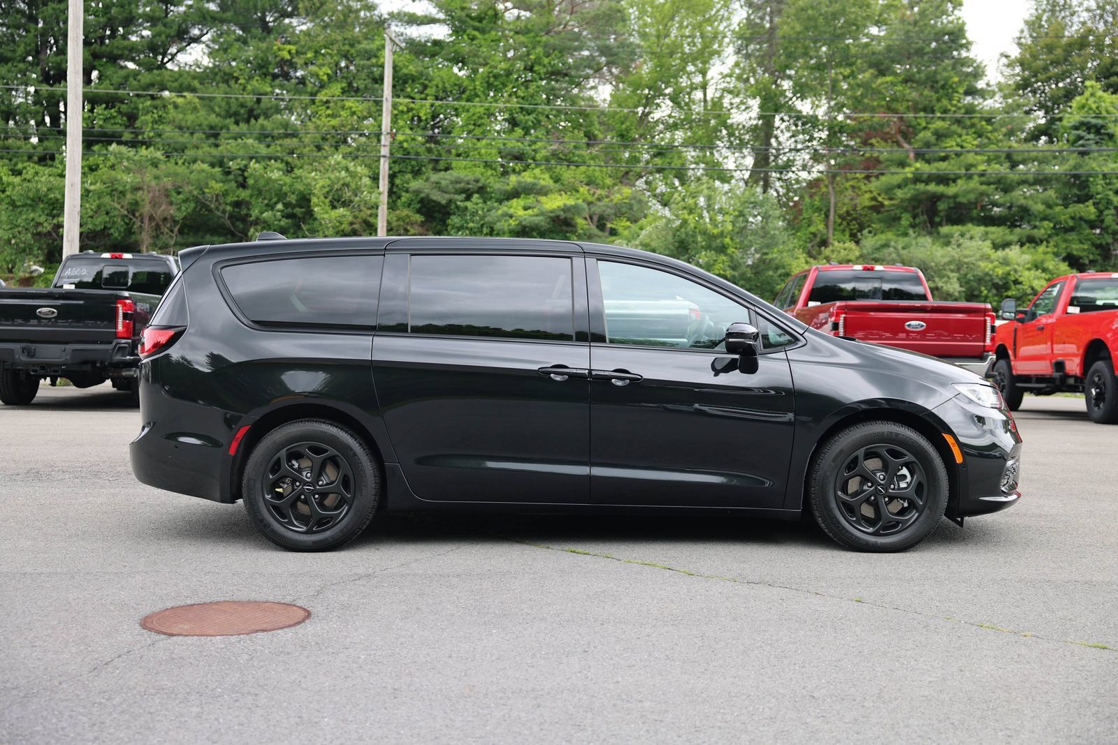 Used 2024 Chrysler Pacifica Limited FWD image 4