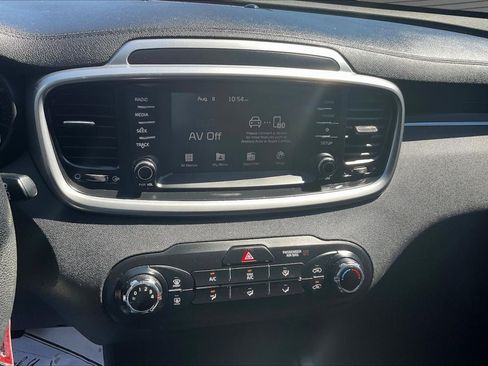 Used 2019 Kia Sorento AWD image 9