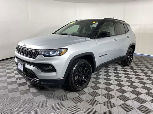 Used 2024 Jeep Compass Latitude w/ Sun and Sound Group AWD/4WD image 4