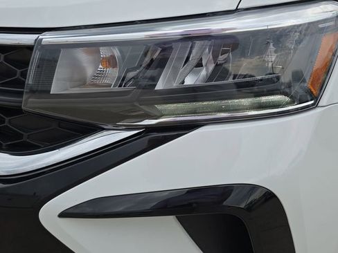 Used 2024 Volkswagen Taos SE image 33