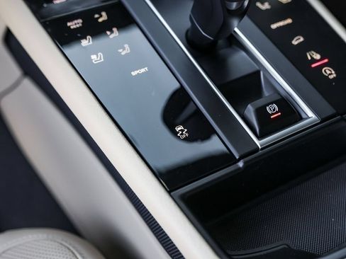 Certified 2026 Porsche Macan AWD/4WD image 27