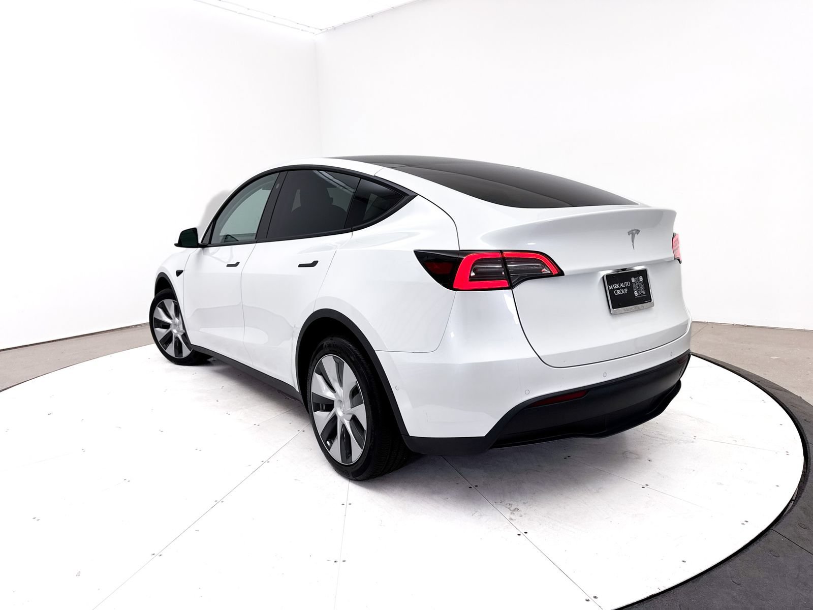 Used 2022 Tesla Model Y Long Range AWD/4WD image 2