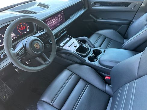 Certified 2025 Porsche Cayenne GTS AWD/4WD image 4