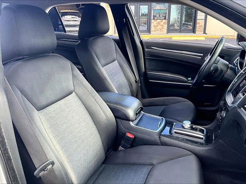 Used 2018 Chrysler 300 Touring w/ Sport Appearance Package image 7