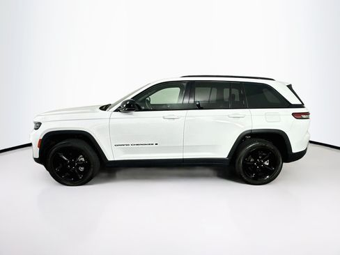 Used 2023 Jeep Grand Cherokee Altitude RWD image 4