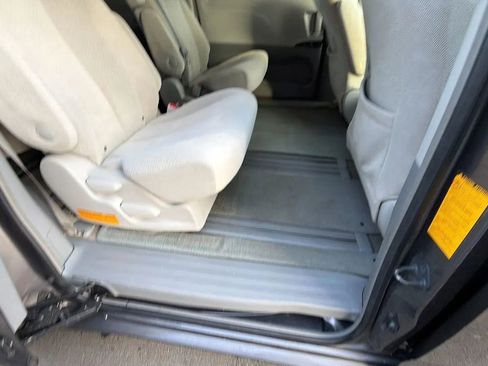 Used 2012 Toyota Sienna LE w/ Towing Pkg image 32
