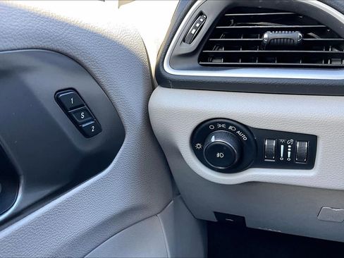 Used 2023 Chrysler Pacifica Touring-L image 31