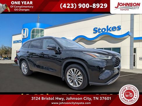 Used 2023 Toyota Highlander Platinum FWD image 1