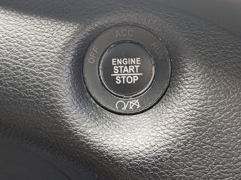 Used 2021 Jeep Cherokee Latitude Lux w/ Comfort/Convenience Group image 25