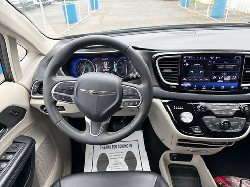 Used 2023 Chrysler Pacifica Touring-L FWD image 16