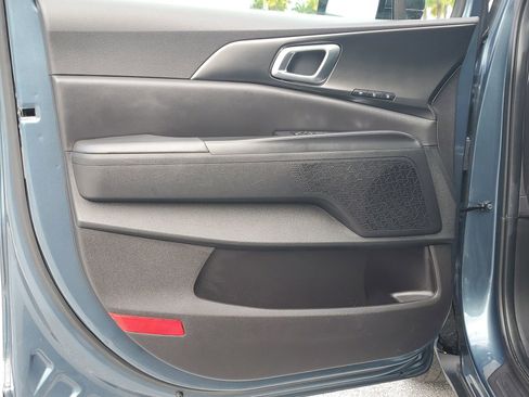 Used 2025 Kia Carnival SX w/ SX Dark Edition Package image 21