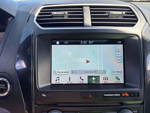 Used 2017 Ford Explorer XLT w/ Equipment Group 202A AWD/4WD image 28