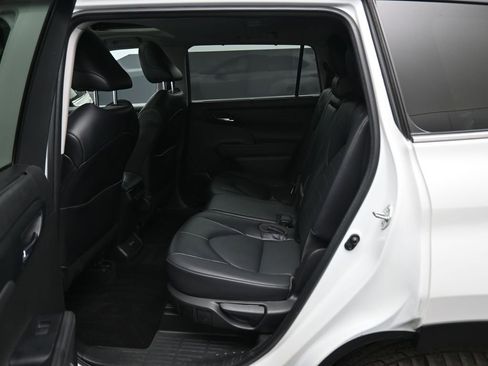 Used 2022 Toyota Highlander XLE AWD/4WD image 29