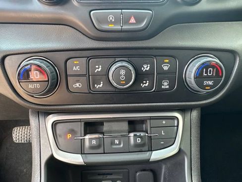 Used 2024 GMC Terrain SLT AWD/4WD image 18