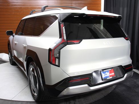 Used 2024 Kia EV9 Land image 10