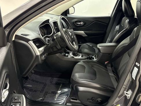 Used 2018 Jeep Cherokee Latitude Plus w/ Comfort/Convenience Group image 13