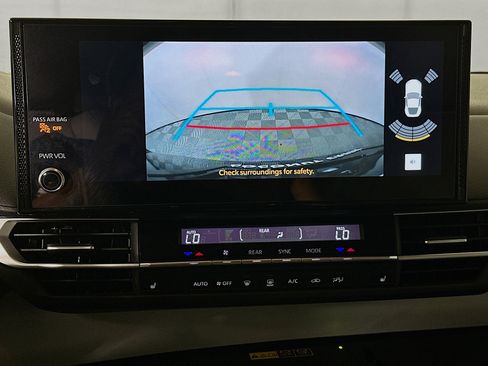 Used 2025 Toyota Sienna XLE FWD image 25
