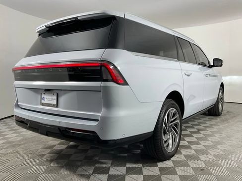 Used 2025 Lincoln Navigator L Reserve AWD/4WD image 9