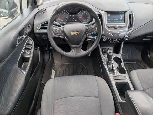 Used 2018 Chevrolet Cruze LT FWD image 10