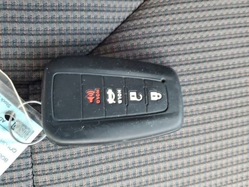 Used 2023 Toyota Highlander LE image 32