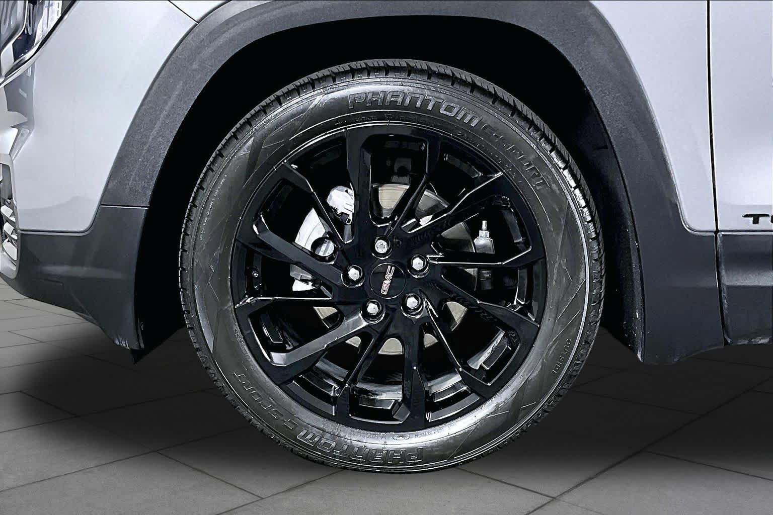Used 2024 GMC Terrain SLT w/ Elevation Edition FWD image 9